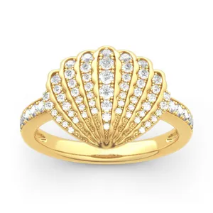 Primo piano di un anello a conchiglia in oro con diamanti scintillanti, design elegante.