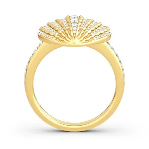 Dettaglio di anello conchiglia dorata, pavimentato con diamanti brillanti, stile marino chic.