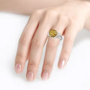 Primo piano dettagliato dell'anello a chiocciola con strass dorati indossato al dito.