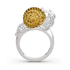 Primo piano dettagliato dell'anello con conchiglia di lumaca in strass con lavorazione a pavé.