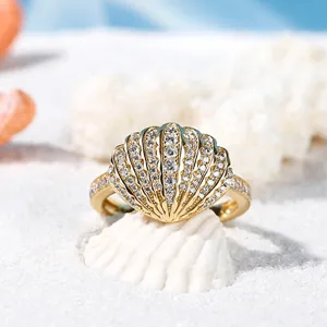 Anello con conchiglia dorata e pietre scintillanti, gioiello da spiaggia stile oceano per donne.