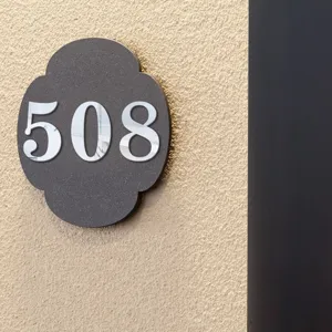 Acryl spiegel nummer 508 muursticker, donkere geschulpte achtergrond, deur teken decor.