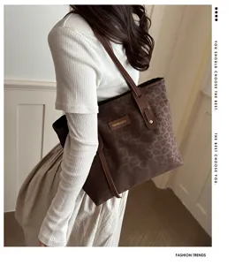 Retro leopard print tote bag for women, large capacity casual single shoulder commuting bag.