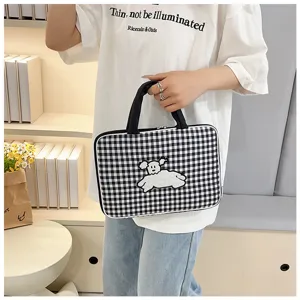 Graziosa custodia per laptop a quadri neri e bianchi con toppa di cucciolo e comode maniglie.
