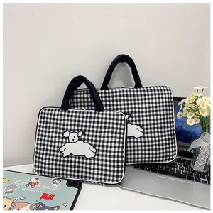 Custodia per laptop a quadri bianchi e neri con grazioso cerotto per cuccioli, borsa elegante.