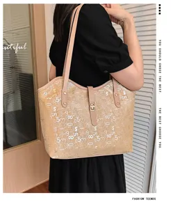 Detailopname van de beige shopper schoudertas met cijferprint en metalen gespsluiting