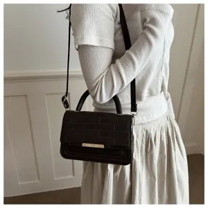 Vue détaillée du sac à bandoulière polyvalent pour femme en cuir marron foncé élégant.