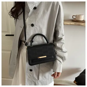 Sac bandoulière noir élégant pour femme, design minimaliste, idéal pour un look quotidien chic.