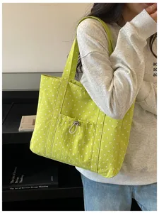 Vue détaillée d'un élégant sac cabas en toile à pois de style coréen avec poche avant.