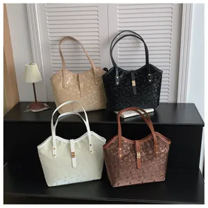 Gedetailleerd overzicht van vier stijlvolle tote tasjes in beige, zwart, wit en bruin getoond.