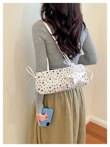 Borsa a spalla stile coreano con stampa di stelle sotto il braccio con ciondolo a stella.