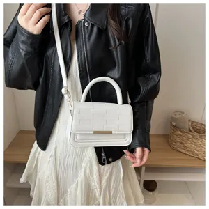 Sac bandoulière blanc tendance avec poignée et cuir texturé pour un style quotidien.