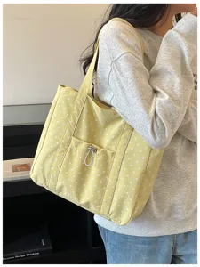 Sac cabas en toile à pois jaunes style coréen, sac bandoulière tendance avec poche avant.