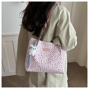 Blumen Schultertasche für Damen, große Tragetasche mit süßem Bären Anhänger für Alltag und Arbeit.