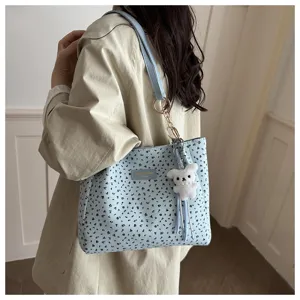 Hellblaue Blumen Umhängetasche für Damen, großer Pendler Shopper mit süßem Plüsch Bären Anhänger.