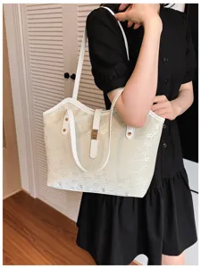 Gedetailleerd overzicht van de stijlvolle grote shopper tas met witte handvatten en print.