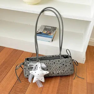 Borsa a spalla grigia con ricamo di stelle e ciondolo a stella in pizzo elegante.