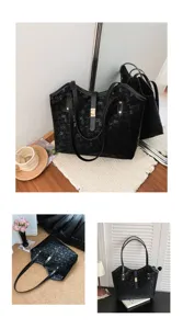 Details van zwarte shopper met digitaal print, dubbele schouderbanden en metalen sluiting.
