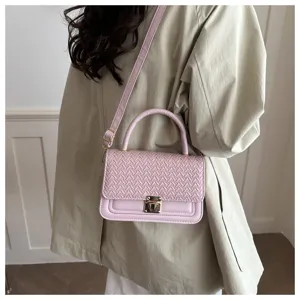 Schicke gewebte Umhängetasche für Damen, modische rosa Handtasche mit Griff und Gurt.