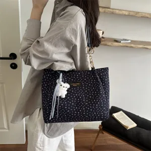 Floral Umhängetasche für Damen, große Tragetasche mit Bärenanhänger und Schulterriemen.