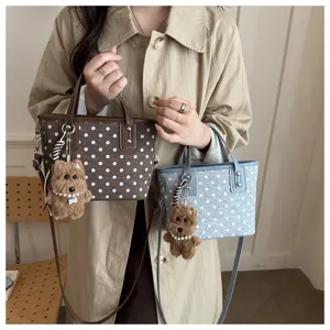 Retro Pünktchen Mini Eimer Tasche Detailansicht, Kontrastleder mit süßem Plüsch Hund Anhänger.