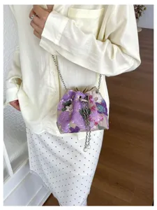 Detailansicht der glitzernden Pailletten Beuteltasche mit eleganter Kette und Perlen.