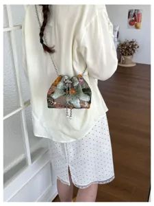 Detailansicht der bestickten Pailletten-Kettentasche mit feiner Handwerkskunst und Perlenkordel.