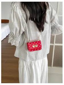 Rode crossbody tas van lakleder met polkadots, gouden ketting en metalen sluiting voor dames.