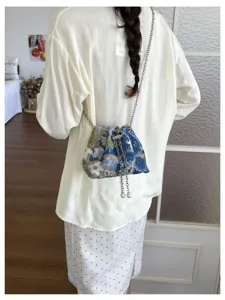 Detailansicht der Damen Resort-Stil Blumenstickerei Pailletten Umhängetasche mit Perlenkette.