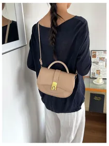 Chic borsa a tracolla beige da donna, elegante borsa a spalla con chiusura in metallo.