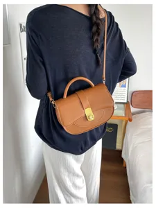 Elegante borsa a tracolla marrone in ecopelle con manico e chiusura metallica chic.