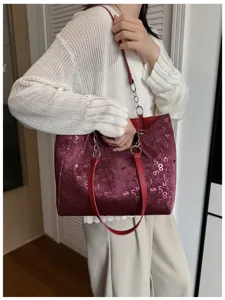 Casual large capacity shoulder tote bag for women, stylish commuting handbag, versatile daily bag.