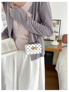 Chique witte kleine schoudertas met polkadots gouden ketting en slot voor dagelijkse stijl.