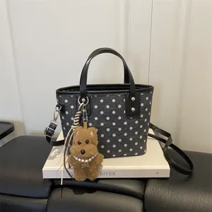 Vintage Polka Dot Mini Eimer Tasche mit Lederbesatz, süßem Plüschhund Anhänger und Gurt.