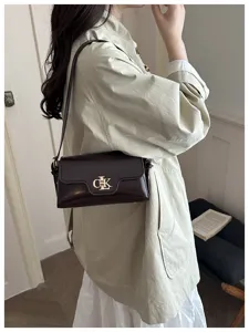 Vue détaillée du sac à bandoulière rétro élégant avec boucle en métal pour les femmes.