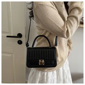 Schwarze geflochtene Umhängetasche, stilvolle Damen Handtasche mit Metallverschluss.
