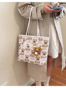 Sac cabas en toile avec motif d'ours de dessin animé et pendentif en peluche mignon.