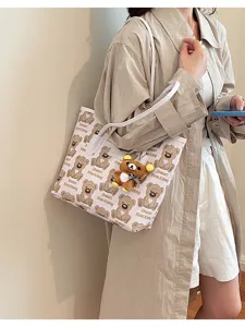 Sac cabas en toile avec motif d'ours mignon, vue de détail sac à main tendance et pratique.