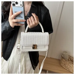 Schicke weiße geflochtene Umhängetasche für Damen, modische PU-Ledertasche mit Schloss.