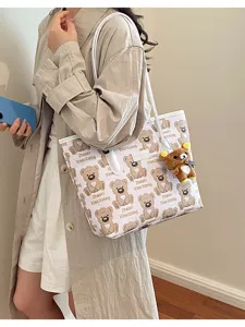 Vue détaillée de la trousse de maquillage ours mignon avec imprimé dessin animé et design élégant.