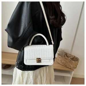 Detailansicht der weißen gewebten Umhängetasche, stilvolle Damen Handtasche mit Schloss.