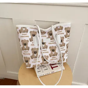 Sac cabas en toile à imprimer d'ours mignon, grand sac à main portable et trousse de maquillage.
