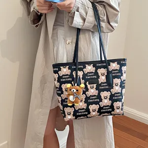 Sac cabas noir élégant avec motif d'ours, grand sac à main tendance et pendentif en peluche.