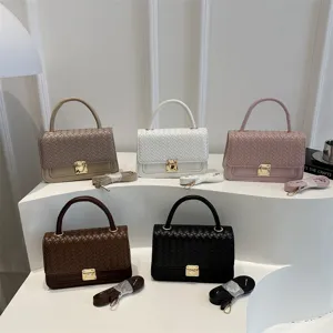 Geflochtene Umhängetasche für Damen, stilvolle Handtasche mit breitem Gurt und Metallverschluss.
