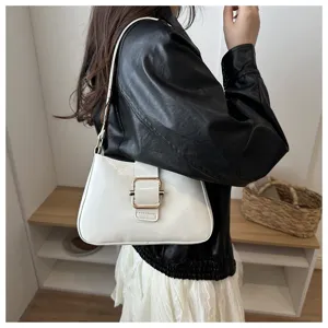 Chic borsa a tracolla baguette in pelle verniciata bianca da donna, elegante borsa sotto braccio.