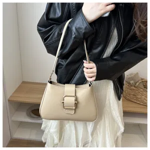 Borsa a spalla beige vintage da donna, elegante borsa a baguette con fibbia e tracolla.