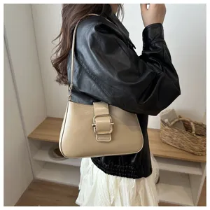Vista di dettaglio della borsa a spalla retrò beige con fibbia, stile molto elegante.