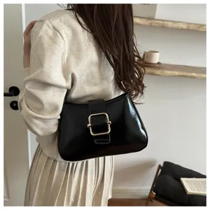 Borsa a tracolla classica in pelle verniciata nera con elegante fibbia dorata per ogni giorno.