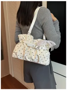 Borsa a tracolla plissettata a pois in pelle morbida stile coreano con ciondolo a fiocco.