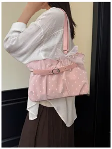 Borsa a spalla morbida in pelle rosa a pois con fiocco dolce e dettaglio cintura.